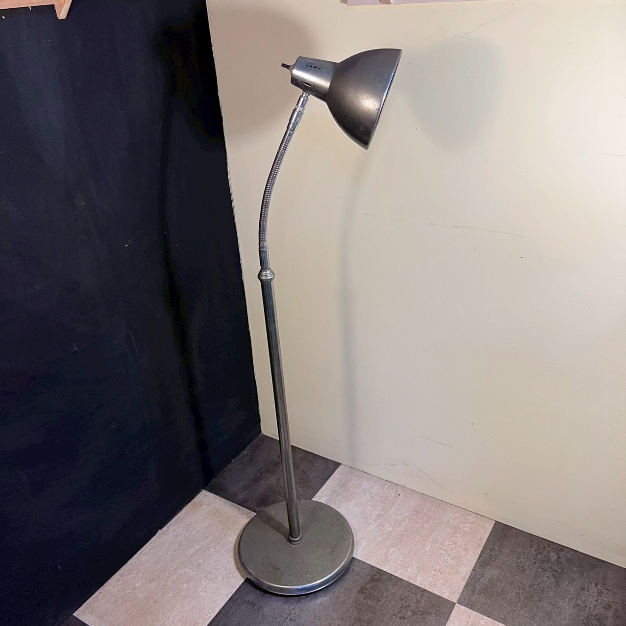 Standalone metal lamp – C. 1980s  金屬立燈－約1980年代